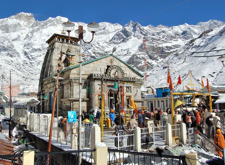 Pilgrims trekking to Kedarnath